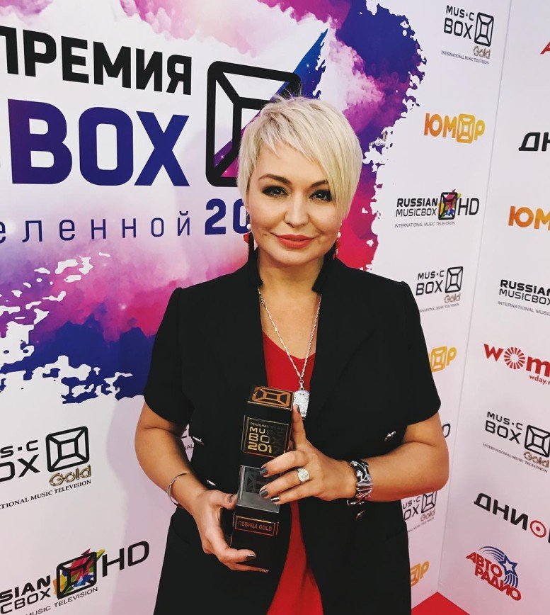 "Она еще поет?!": Катя Лель выиграла статуэтку на премии MusicBox