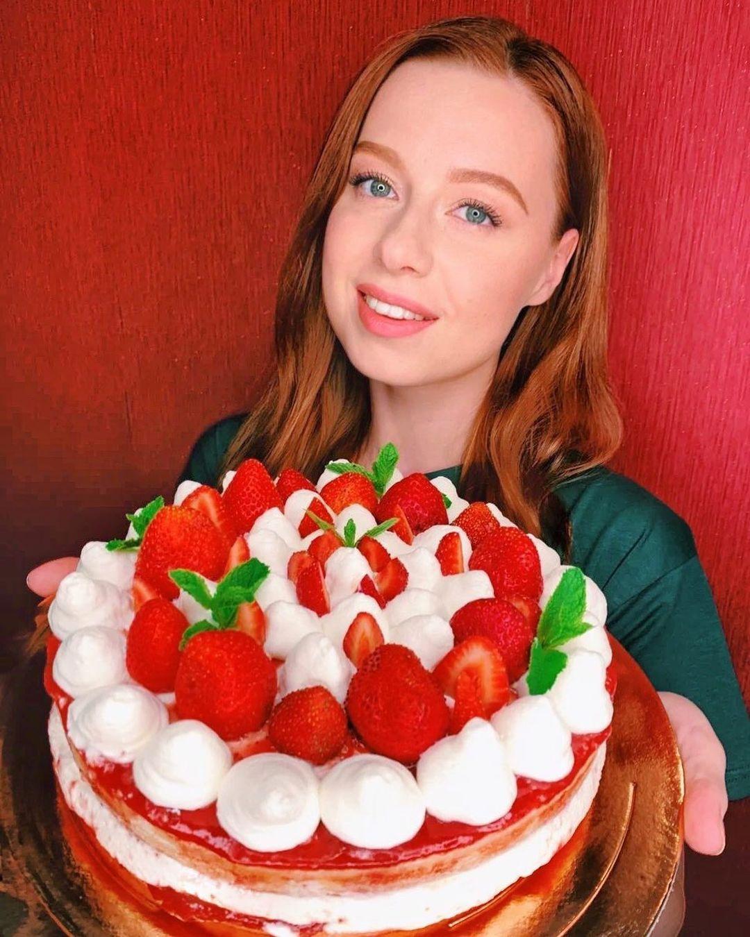 По клубничке! Юлия Савичева испекла шикарный торт в подарок Екатерине Рождественской