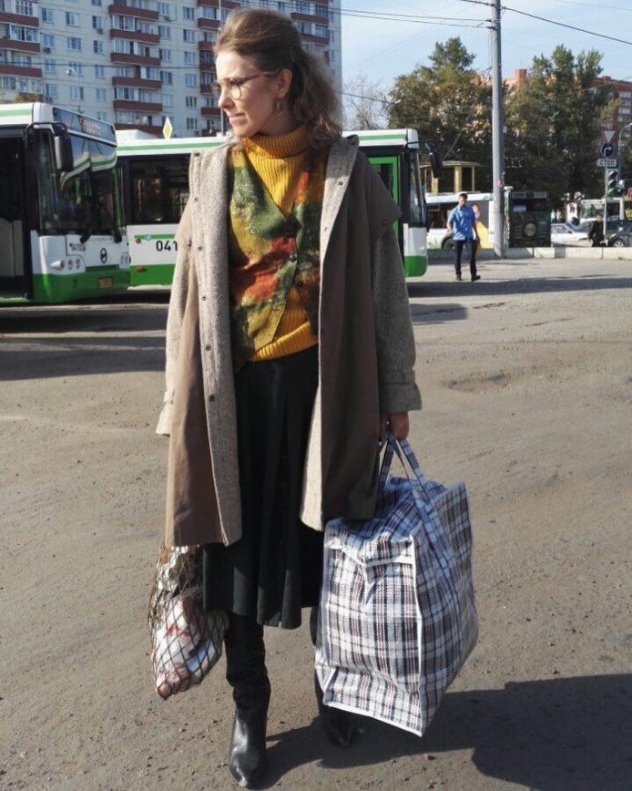"Мода из комода": Ксения Собчак вжилась в образ челночницы из 90-х