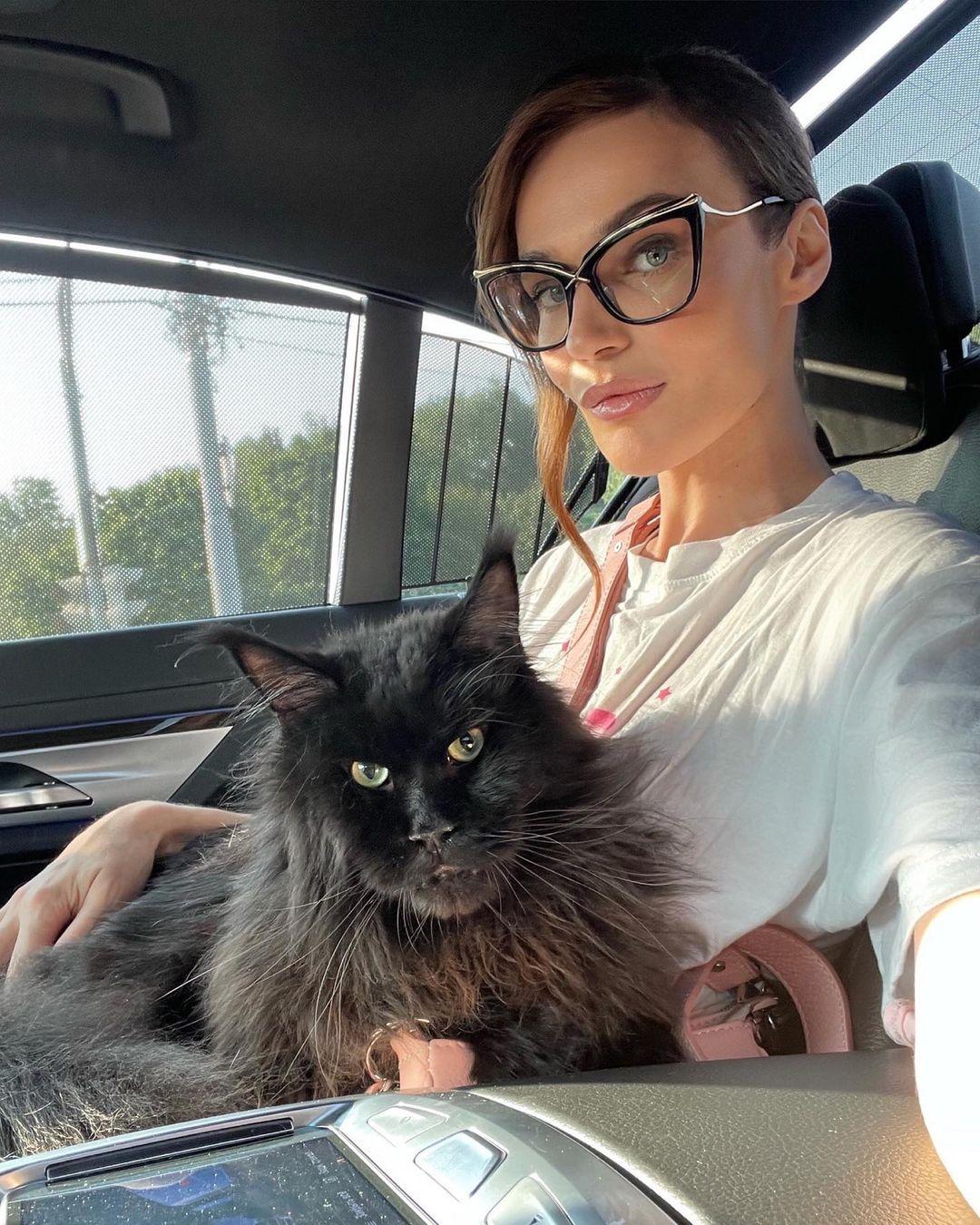 Алена Водонаева с котом