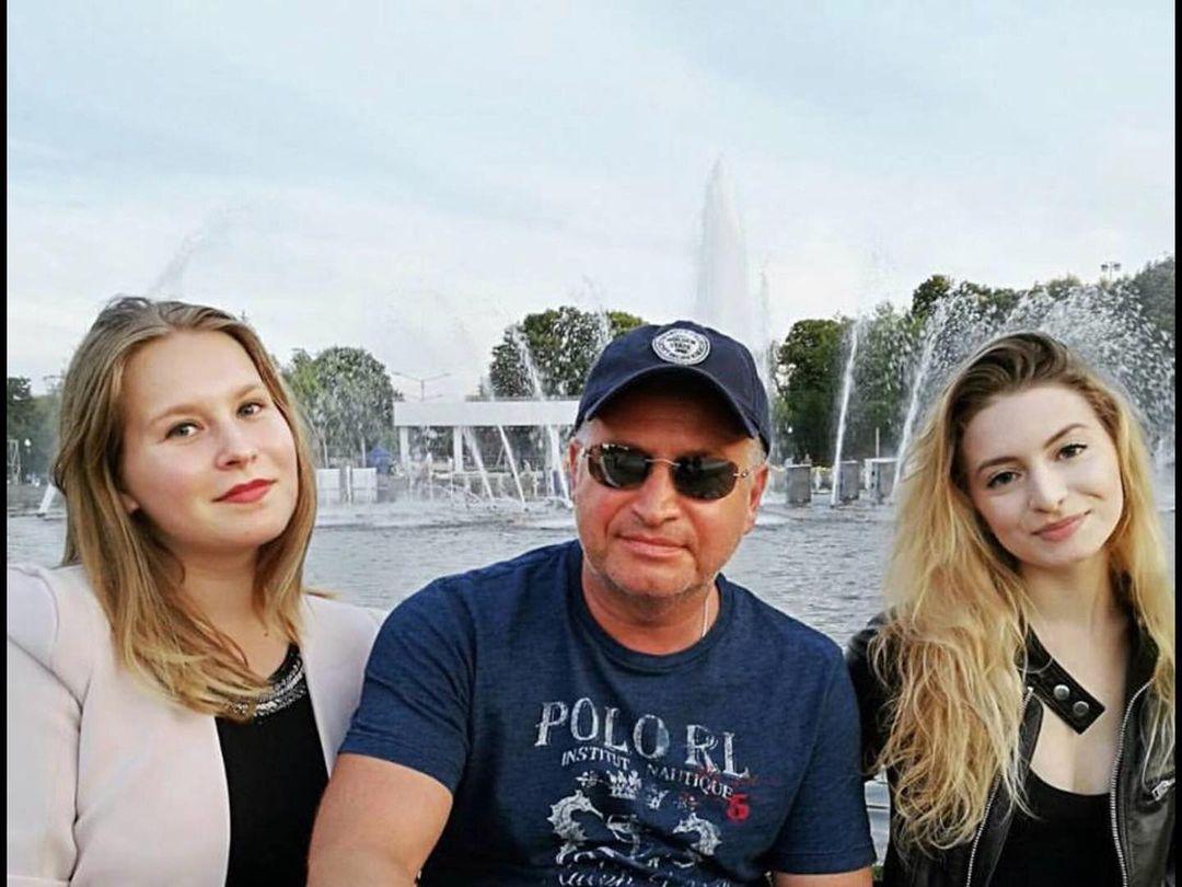 Леонид Агутин в День отца поделился архивными снимками с дочерьми
