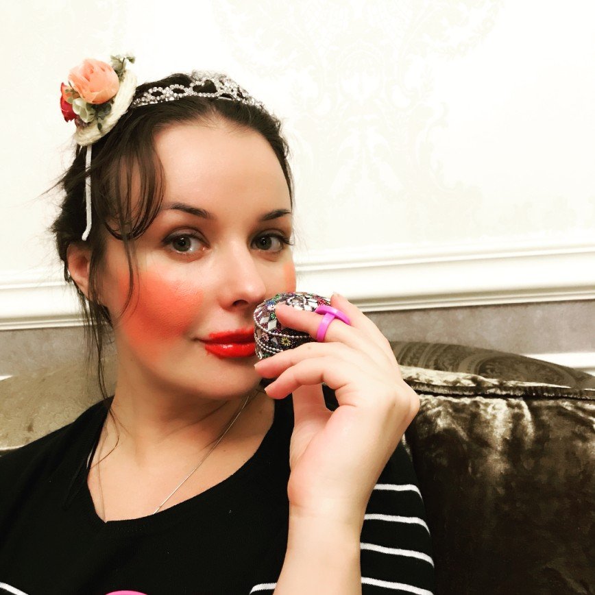 "В любом виде Мисс Вселенная": дети Оксаны Федоровой сделали ей праздничный макияж