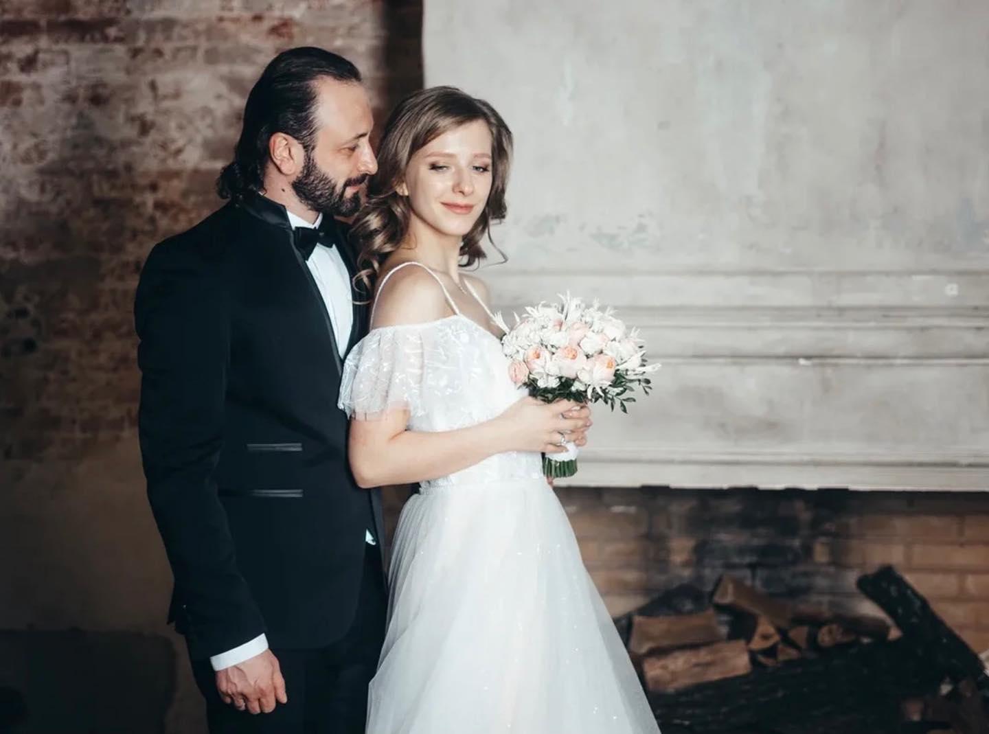 Елизавета Арзамасова поделилась свадебной фотосессией в честь годовщины