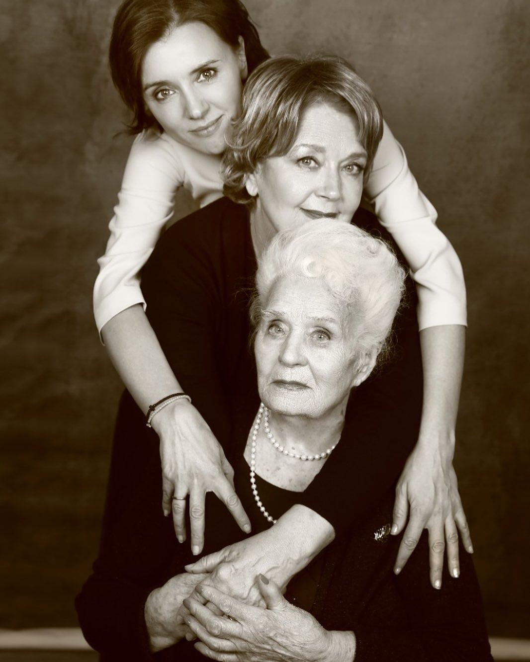 Три прекрасные женщины: Ксения Алферова опубликовала невероятное фото с мамой и бабушкой