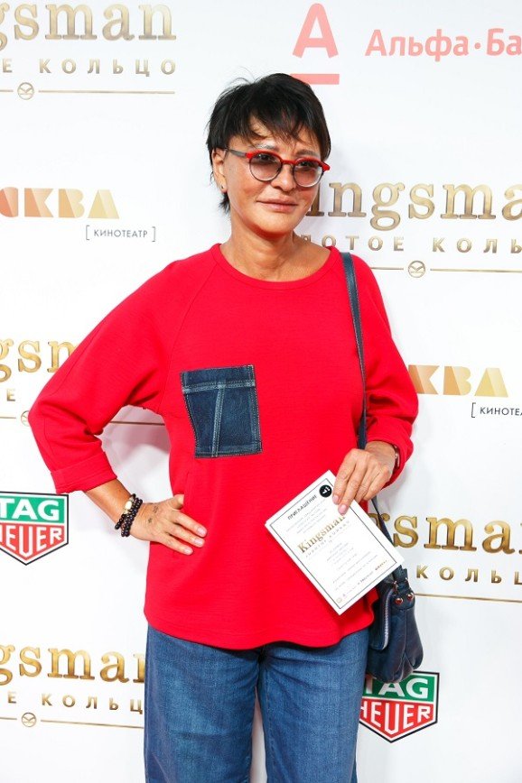 Ирина Хакамада пришла на премьеру фильма будто с огорода