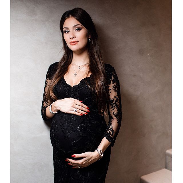 Беременная жена Александра Овечкина накануне родов показала фигуру в бикини