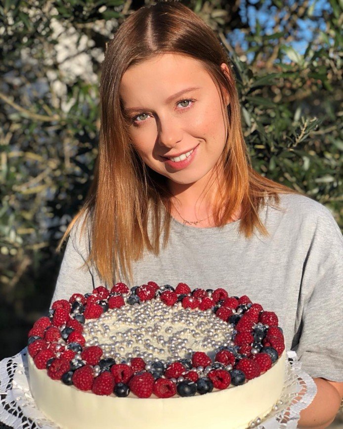 Получается очень нежным: Юлия Савичева поделилась рецептом муссового торта