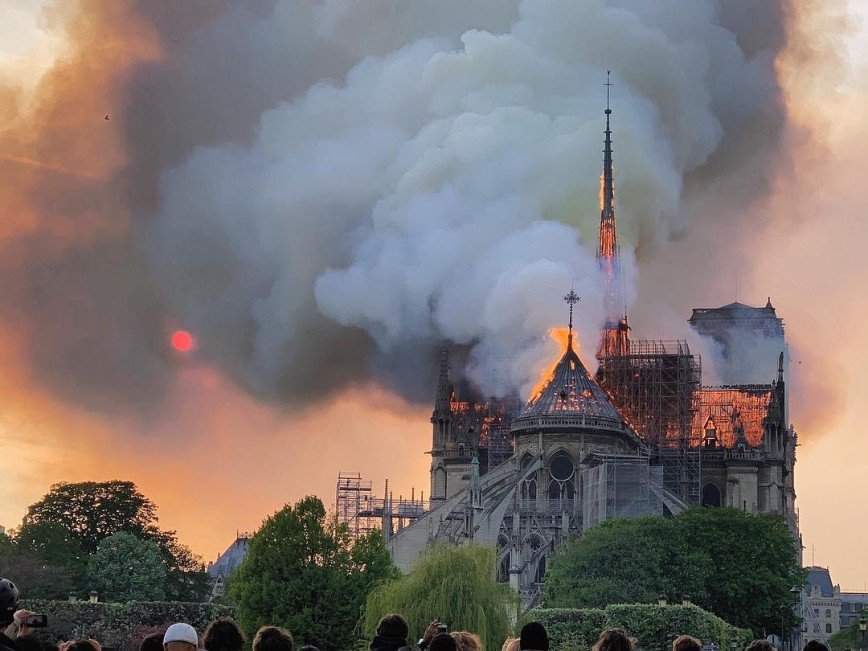 Слезы Франции: сильнейший пожар уничтожил Собор Парижской Богоматери