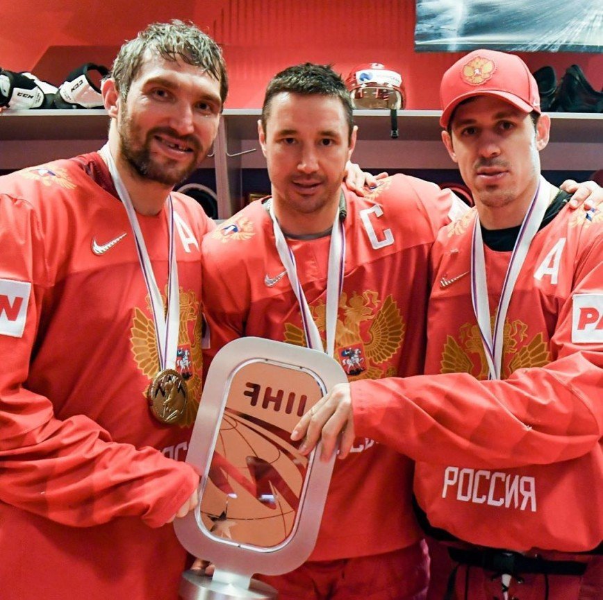 Все старались: знаменитости поздравили сборную России по хоккею с бронзой