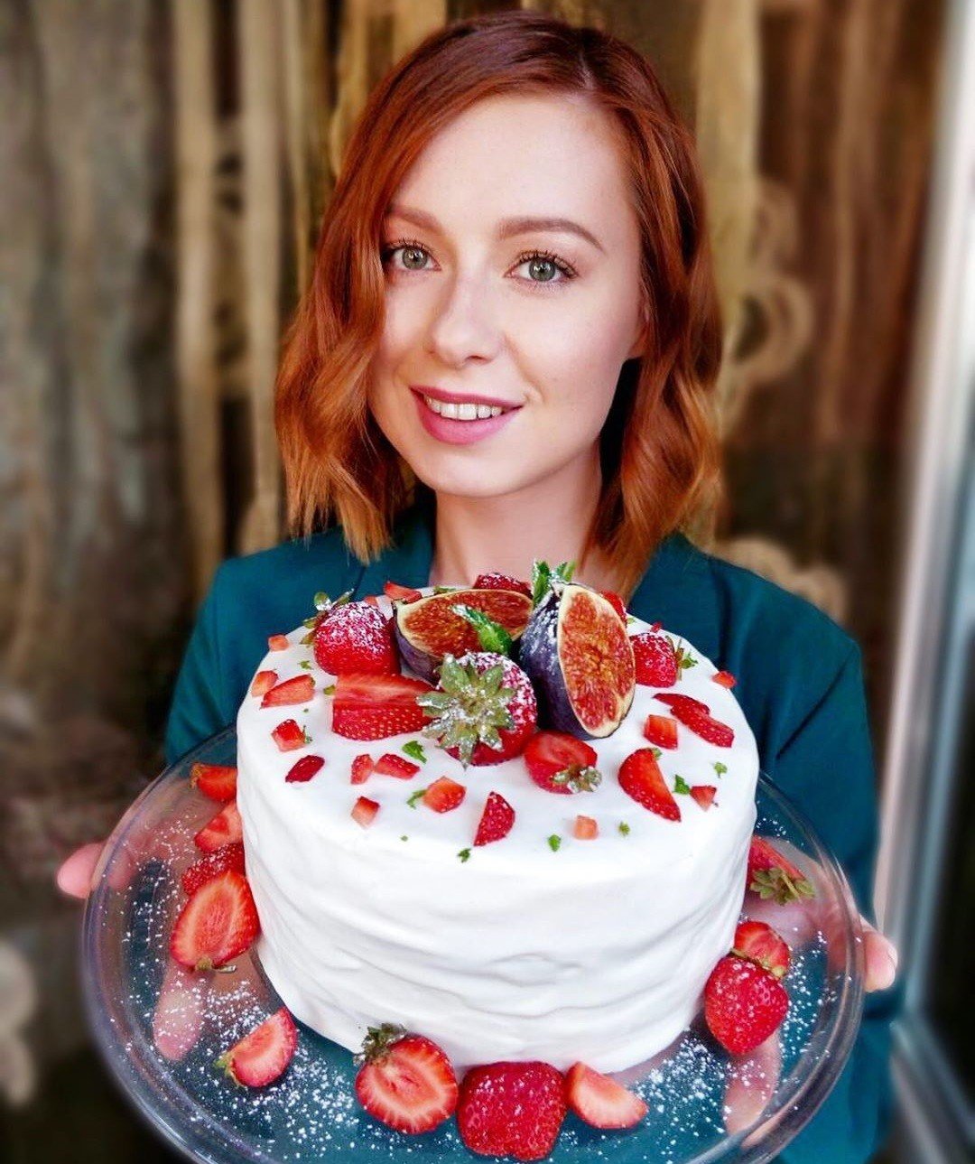 Вкус детства: невероятный бисквитный торт с клубникой от Юлии Савичевой