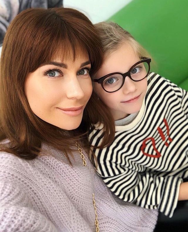 Каникулы — счастье для родителей: Екатерина Волкова отдыхает от школы вместе с дочкой