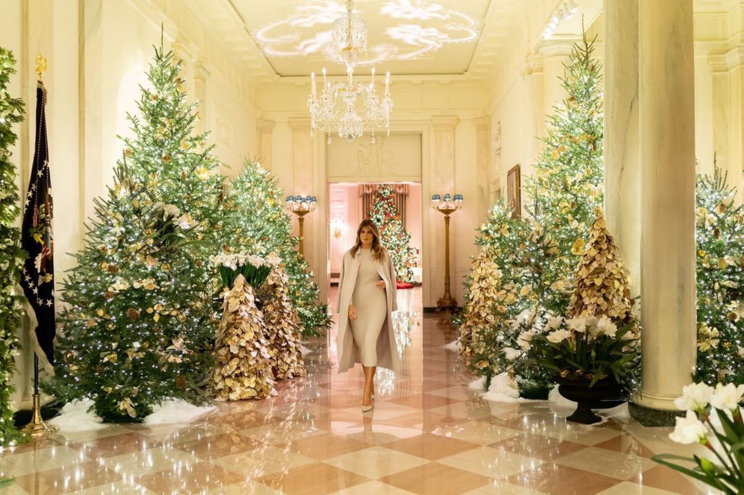 Отменный вкус! Мелания Трамп показала новые рождественские декорации Белого дома