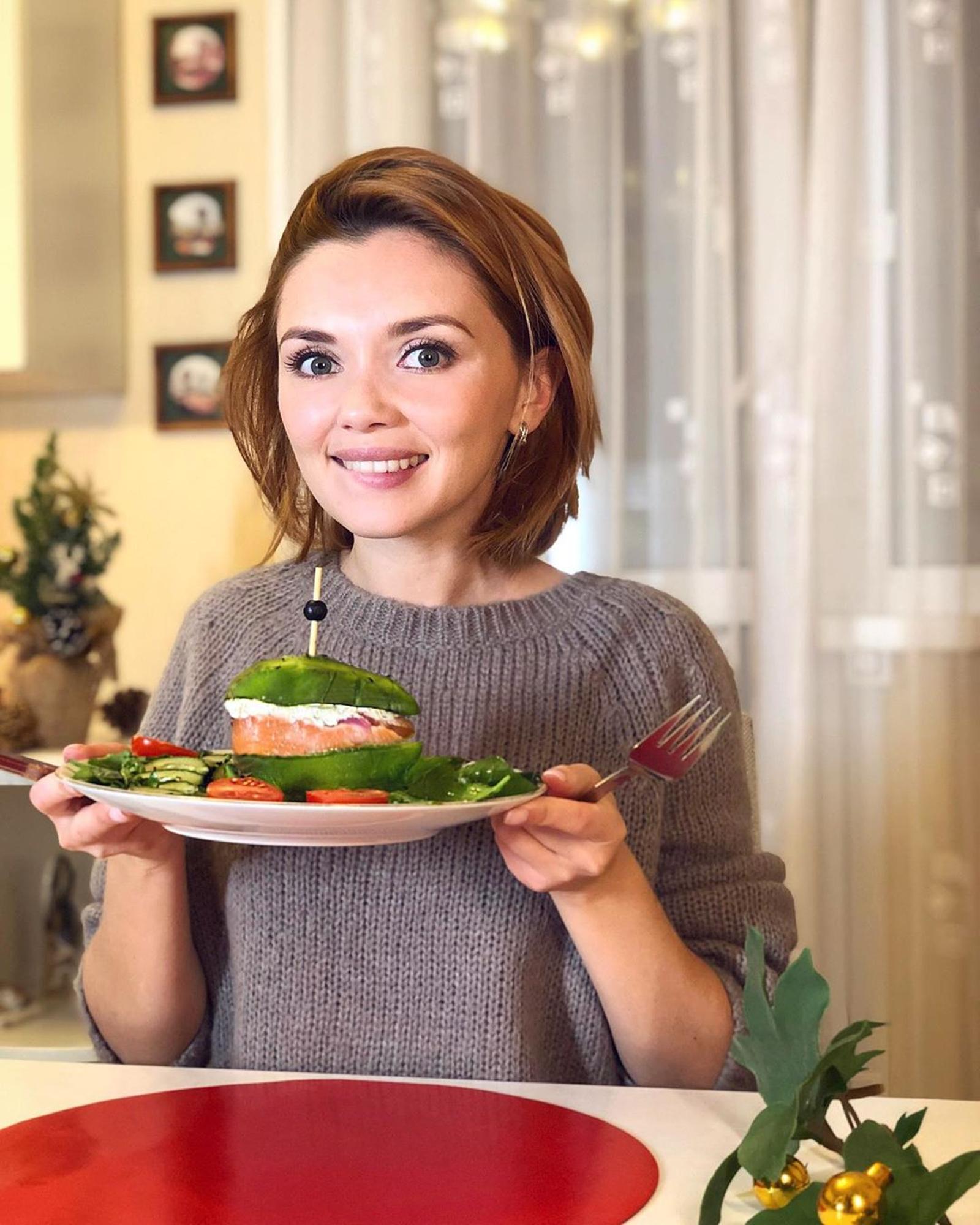 Актриса Ольга Кузьмина с бургером из авокадо