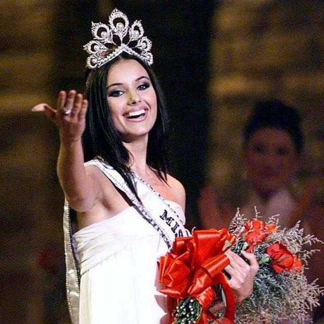 Оксана Федорова на конкурсе «Мисс Вселенная 2002»