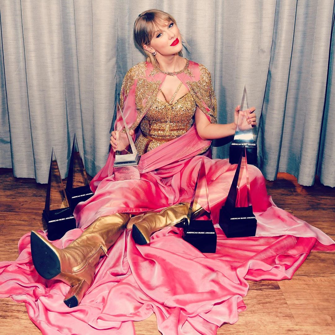 Самые странные наряды звезд на церемонии вручения American Music Awards