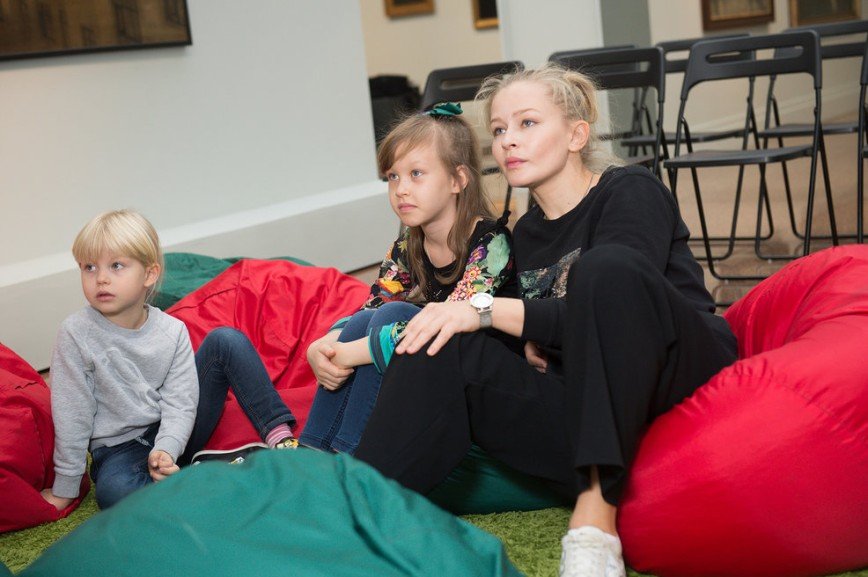 Детей нужно творчески развивать: Юлия Пересильд с дочками занялись моделированием