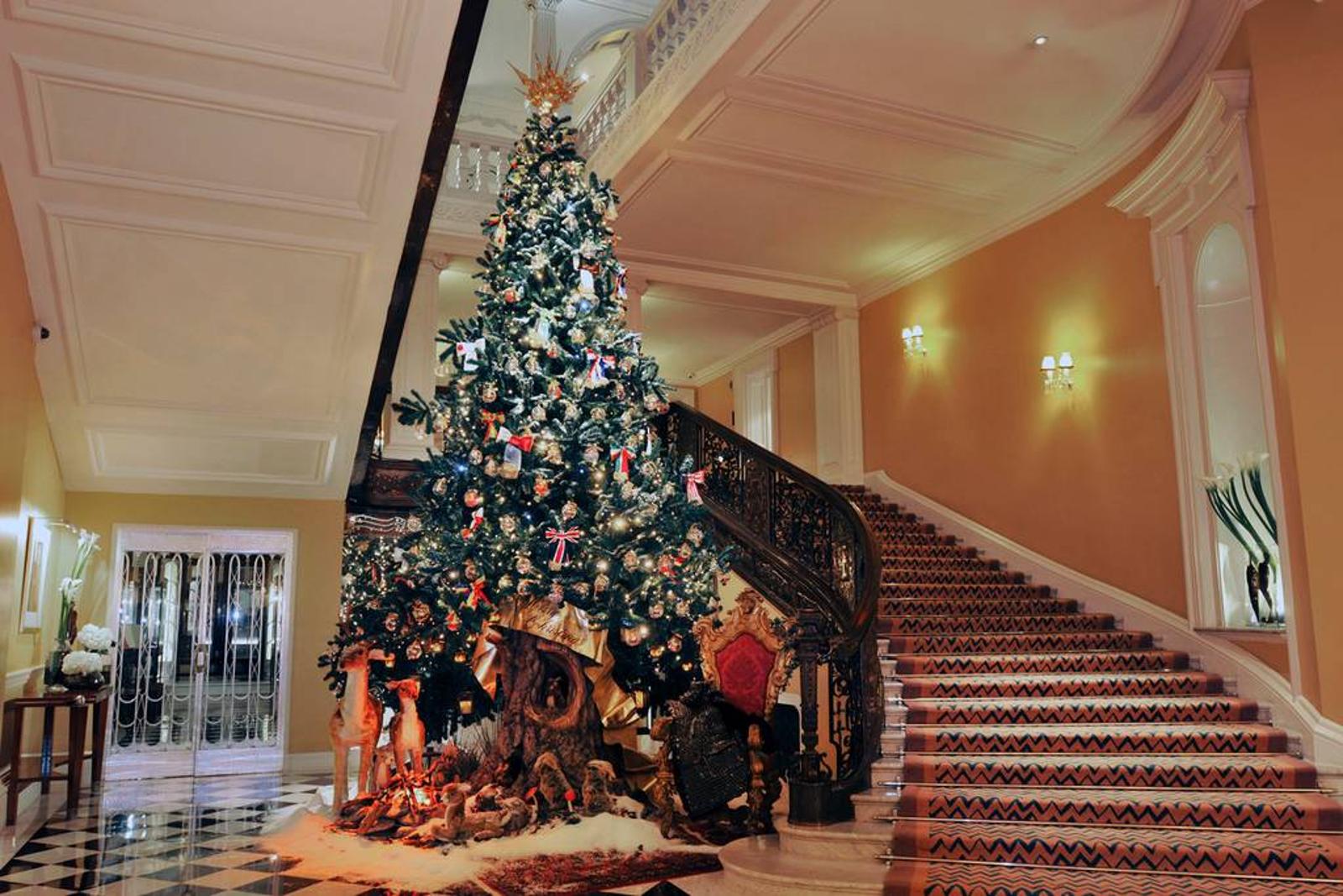 Рождественская елка в отеле Claridge's