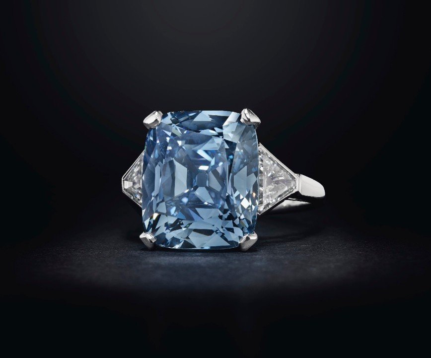 Кольцо Bvlgari с уникальным голубым бриллиантом продано на аукционе за рекордную сумму