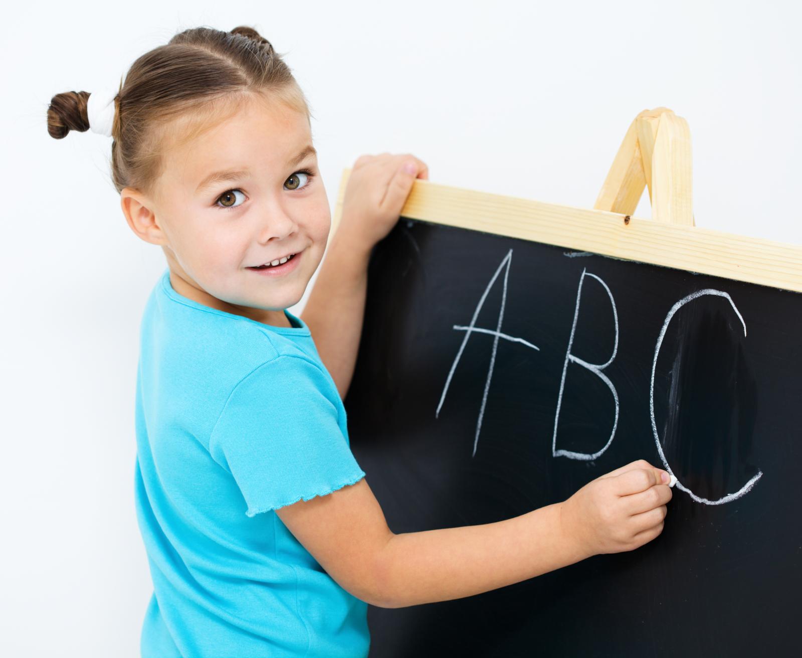 Родители назвали оптимальный возраст для начала обучения ребенка иностранному языку