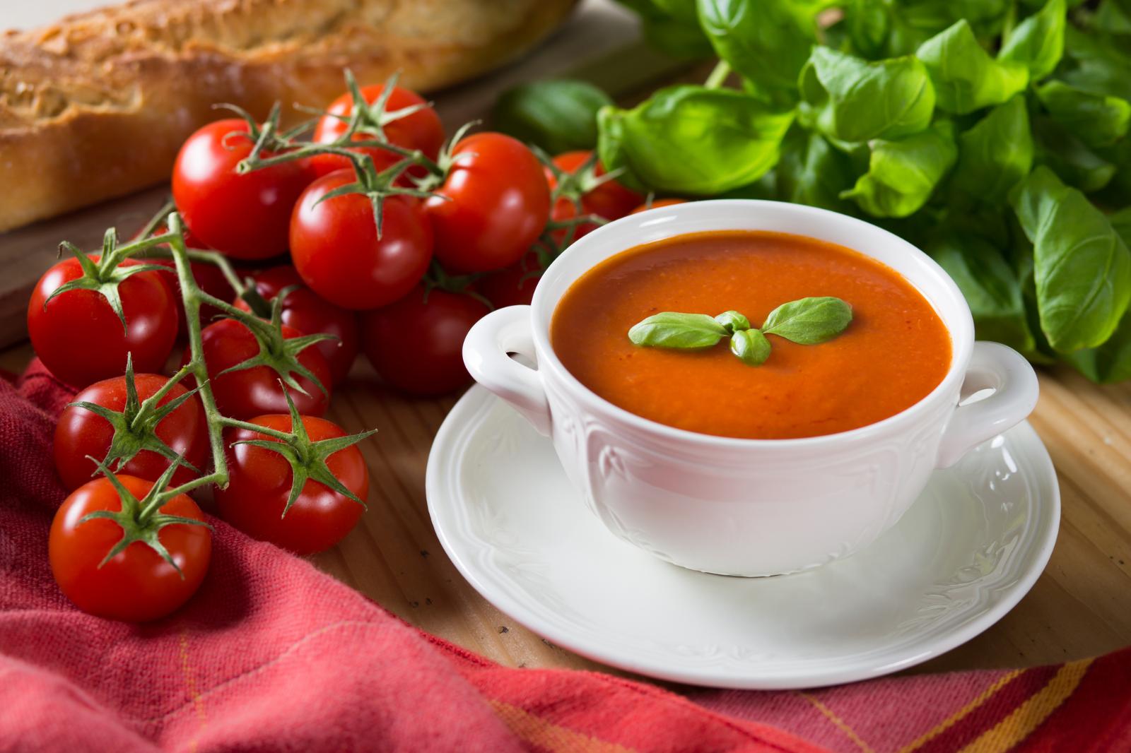 Согреет холодным днем: готовим итальянский пряный томатный суп