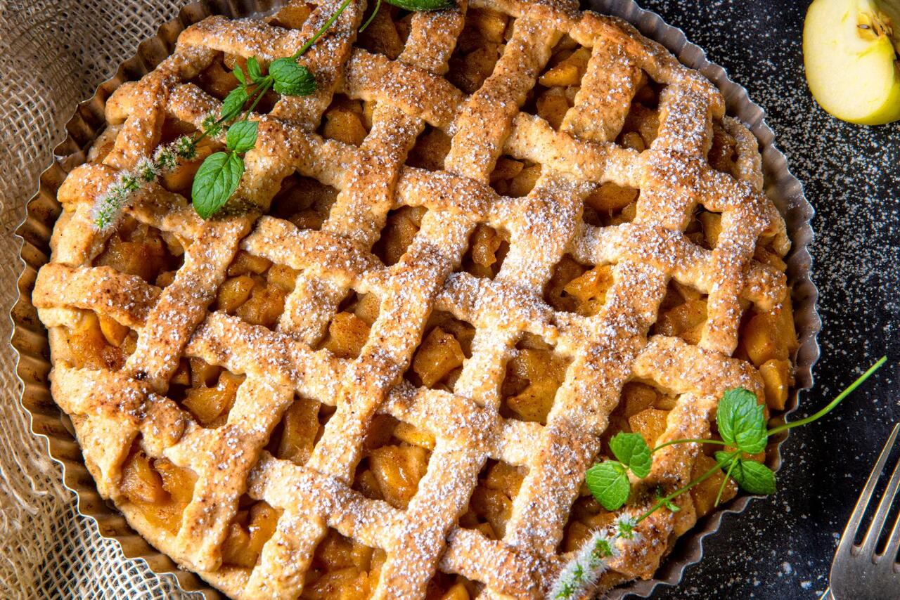 Самая осенняя выпечка: американский яблочный пирог на замену шарлотке