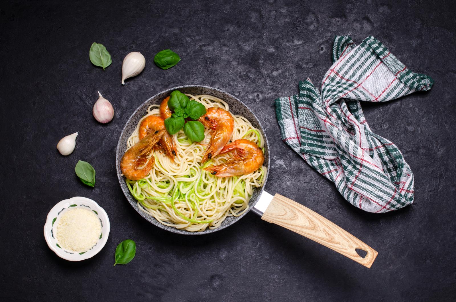 Альтернатива традиционной пасте: спагетти из цукини с креветками