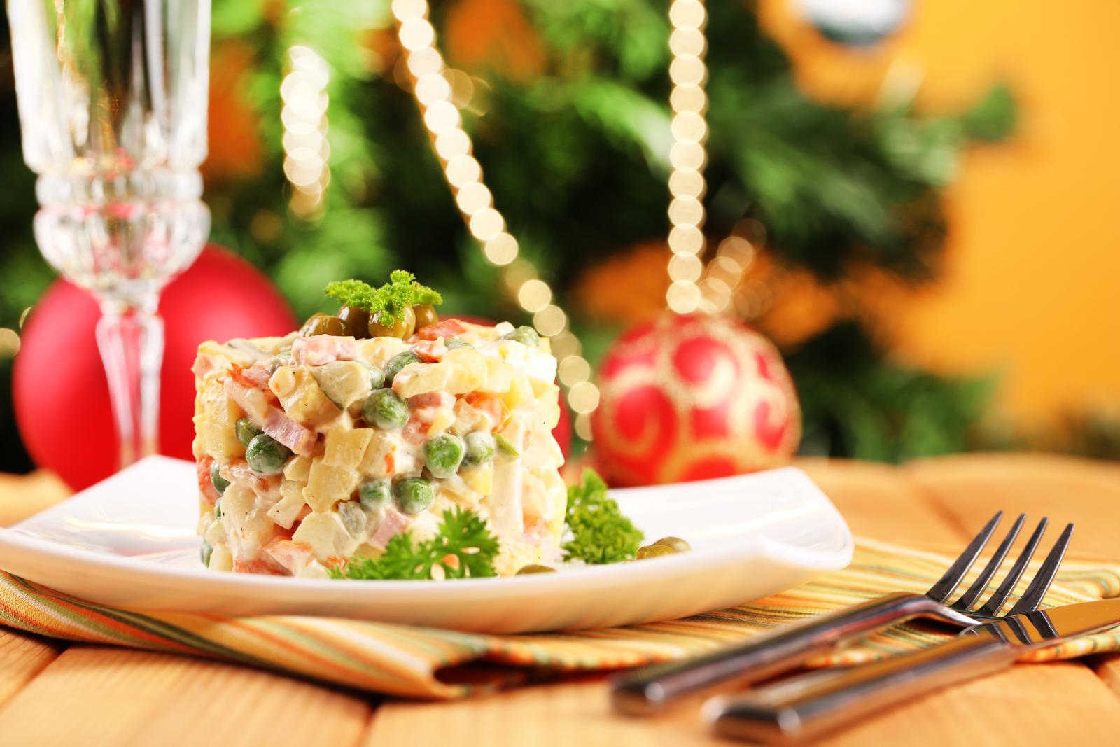 Бюджетный Новый год: накрываем праздничный стол из пяти блюд на 1500 рублей