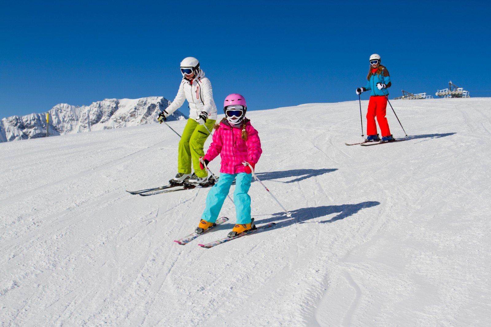 Активная зима: где научить детей кататься на горных лыжах и сноуборде