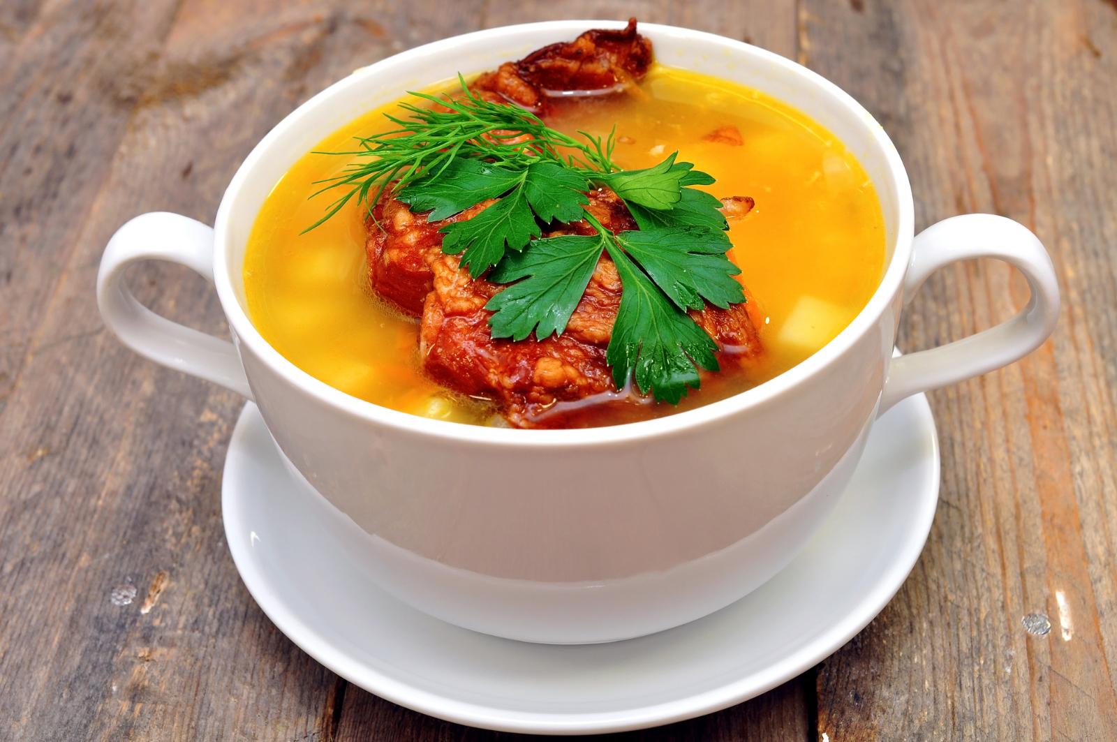 Согреет в самый холодный день: готовим гороховый суп с копченостями