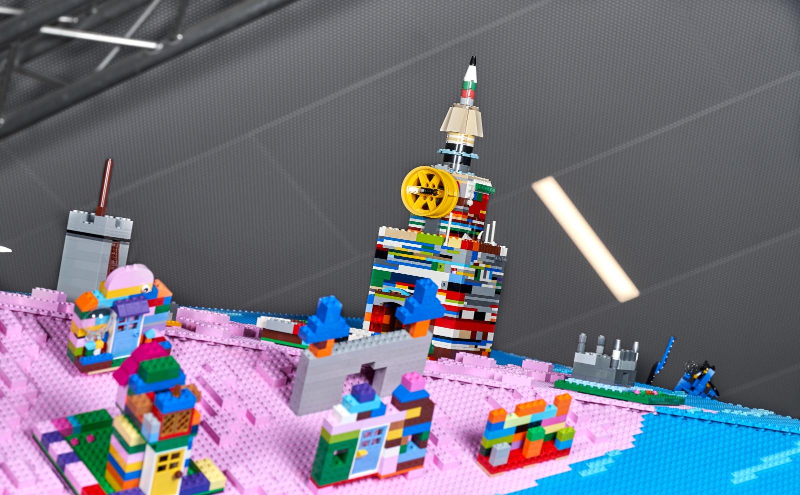 Мальчик из России построил из кубиков «Лего» Спасскую башню, и его работа стала частью масштабной инсталляции 