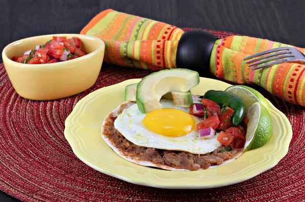 Завтрак с мексиканским колоритом: готовим уэвос ранчерос