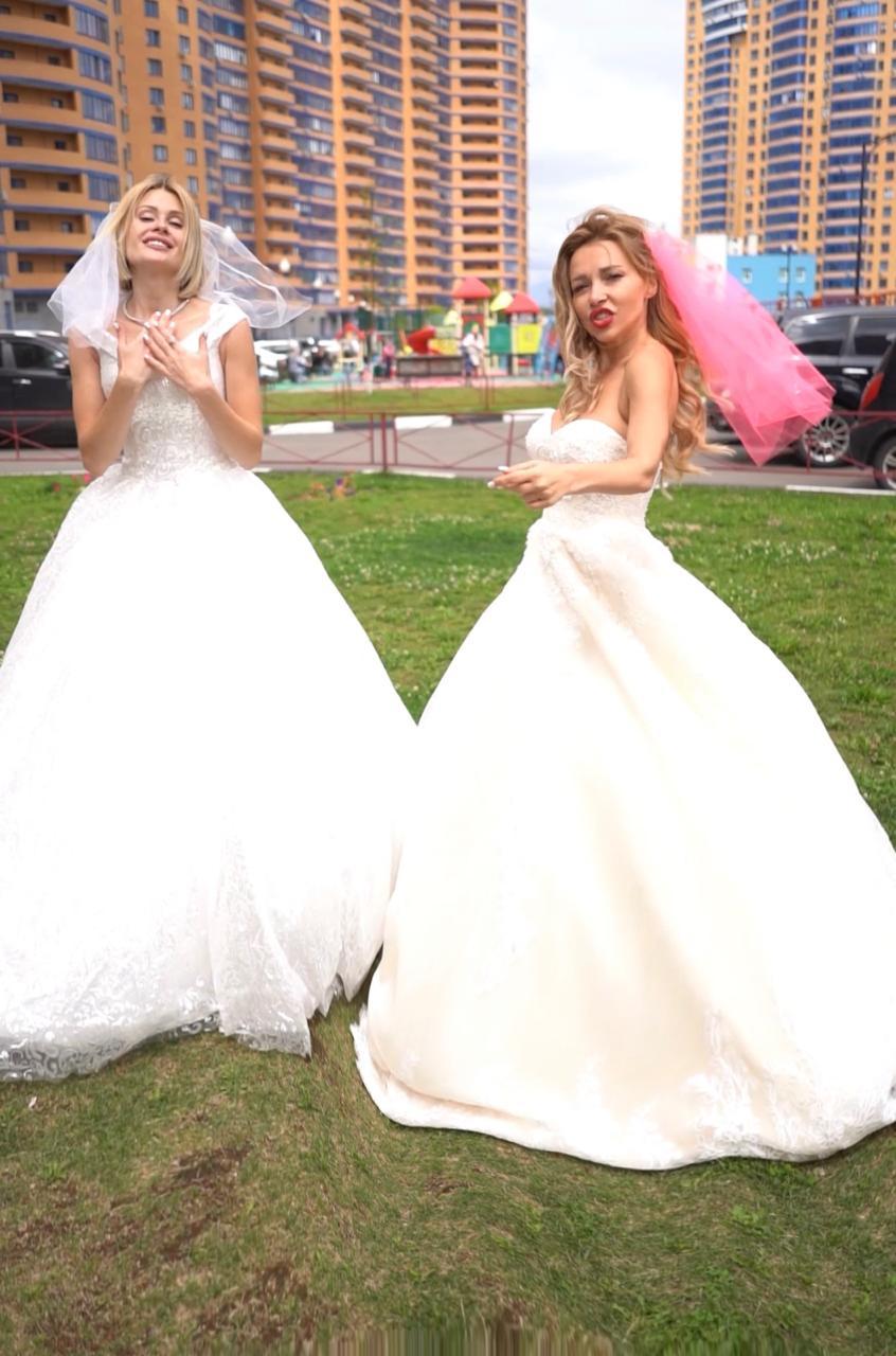 Блогер Хелен Йес и певица Лера Туманова вышли замуж в своих Инстаграм-сторис в один день