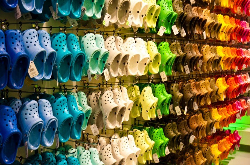 Компания Crocs объявила о закрытии собственных фабрик по производству обуви