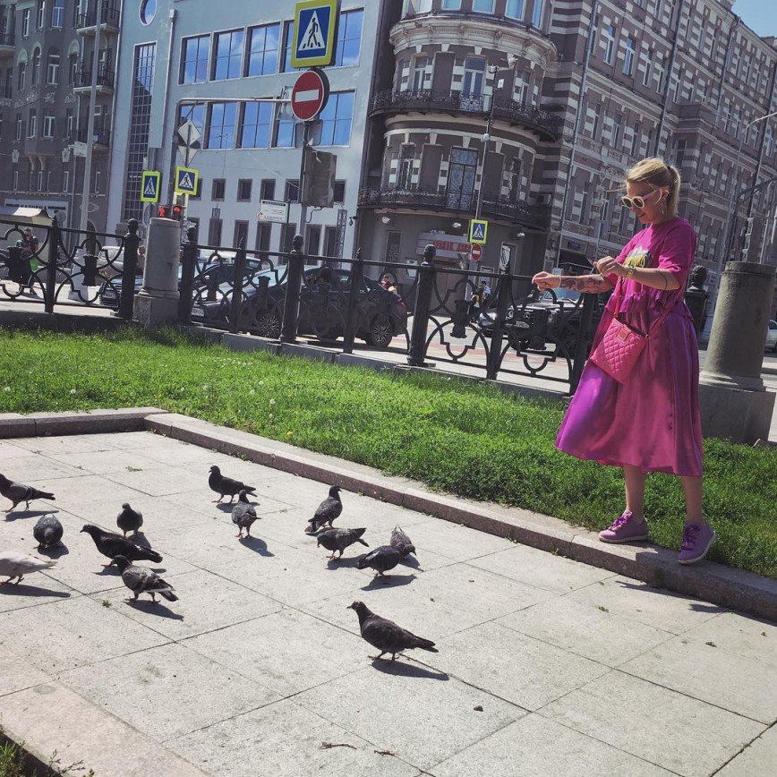Валерия Гай Германика пугает голубей своим платьем