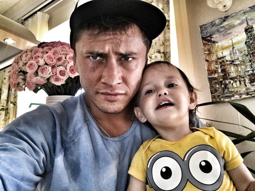 Павел Прилучный с похмелья фотографируется с дочкой