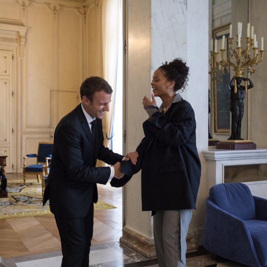 Рианна в отцовском пиджаке встретилась с президентом Франции