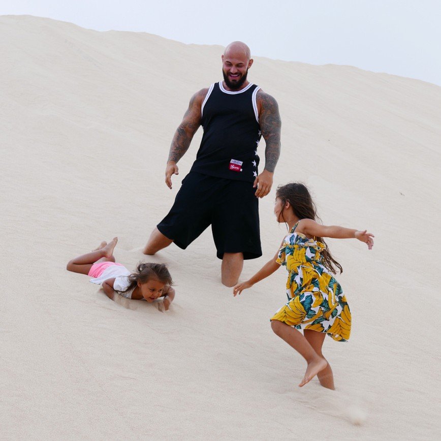 «Настоящая Горилла»: Джиган с дочками покорил дюны, чем напугал подписчиков