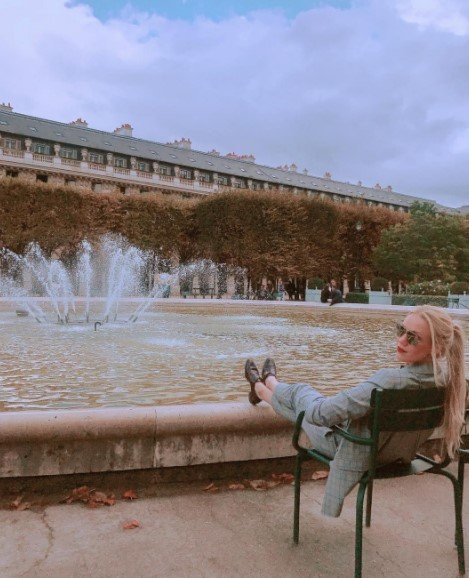 Поклонники подумали, что Елена Крыгина приехала в Париж со своим стулом