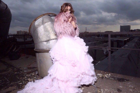 Айза Анохина в розовом платье превратилась в пирожное