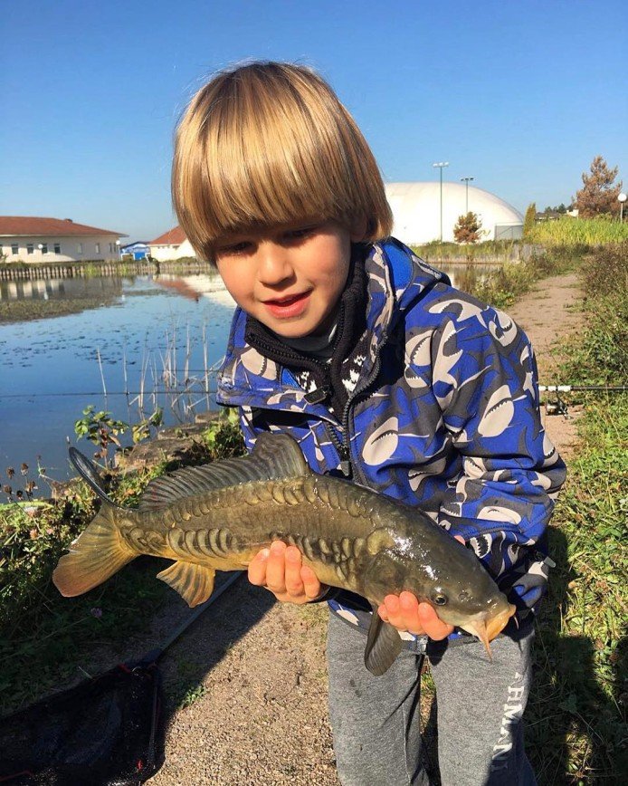 Виктор Дробыш отдыхает от критики «Фабрики» на рыбалке с сыном