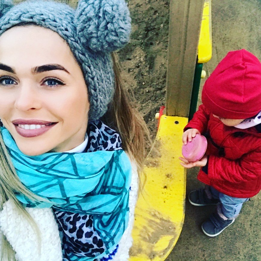 Анна Хилькевич гуляет с ребенком везде, кроме детских площадок