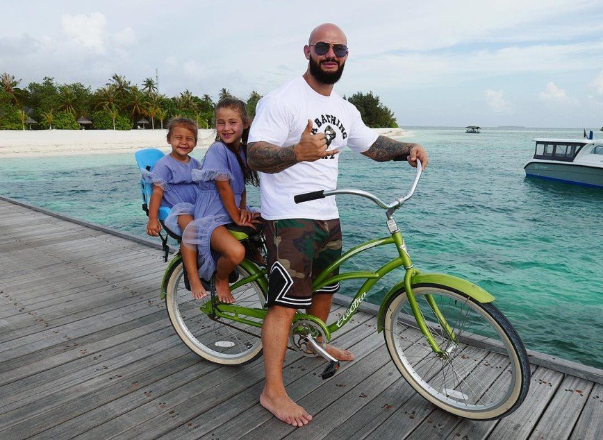  «Не сломай велосипед»: Джиган показал семейный отдых на Мальдивах