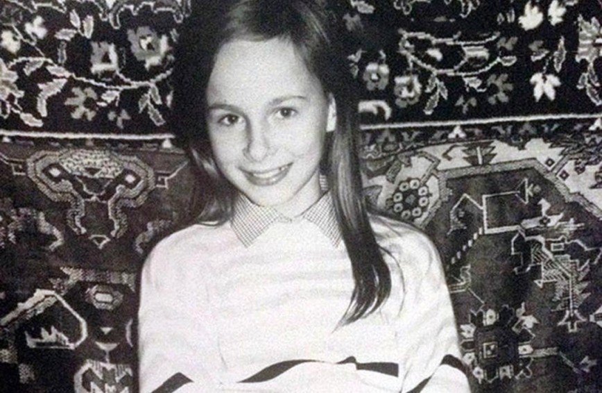 На детском фото Саши Зверевой разглядели ее дочь и знаменитый ковер