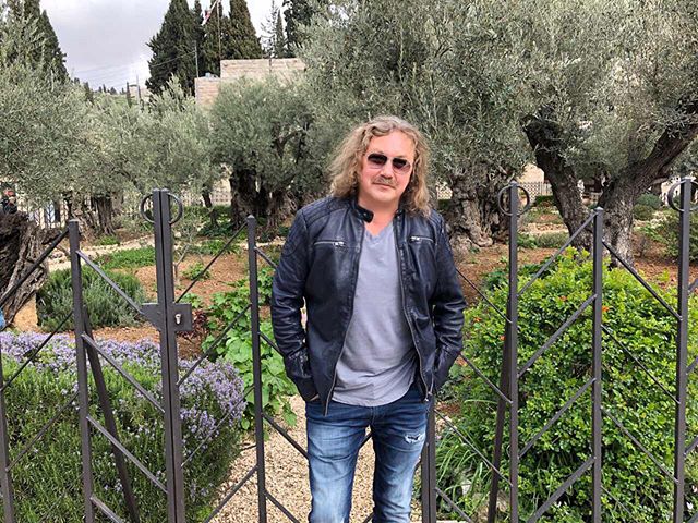 «Садовник был добр»: Игорь Николаев похвалился веткой оливы из Гефсиманского сада