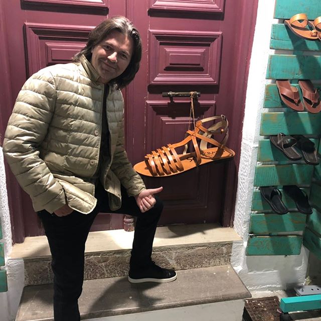  «Что же это за Золушка?»: Дмитрий Маликов показал огромные сандалии