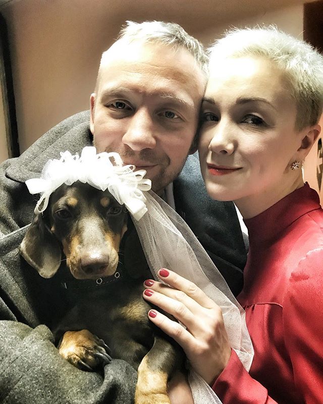 «Невеста хороша»: Дарья Мороз нарядила собаку в свадебную фату