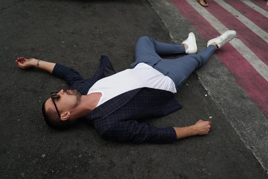 «Вставай!»: Дима Билан разлегся на асфальте посреди улицы