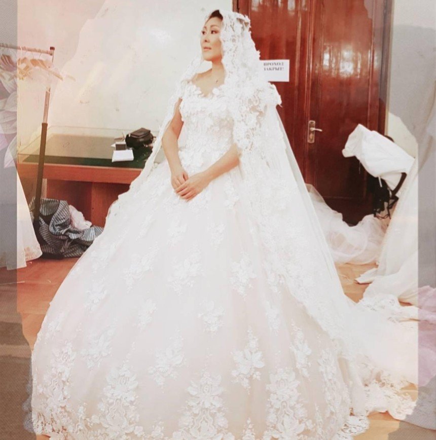 «Венчание?»: Анита Цой заинтриговала снимками в свадебном платье