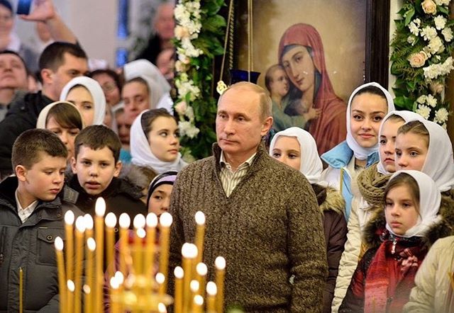 «Президент здесь милее котиков»: Лавров показал фото Путина из храма