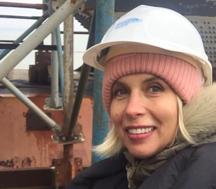 «Очень идет каска!»: Алена Свиридова побывала на стройке Крымского моста